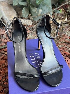 EUC Stuart Weitzman Black Leather One strap over toes with ankle strap heels